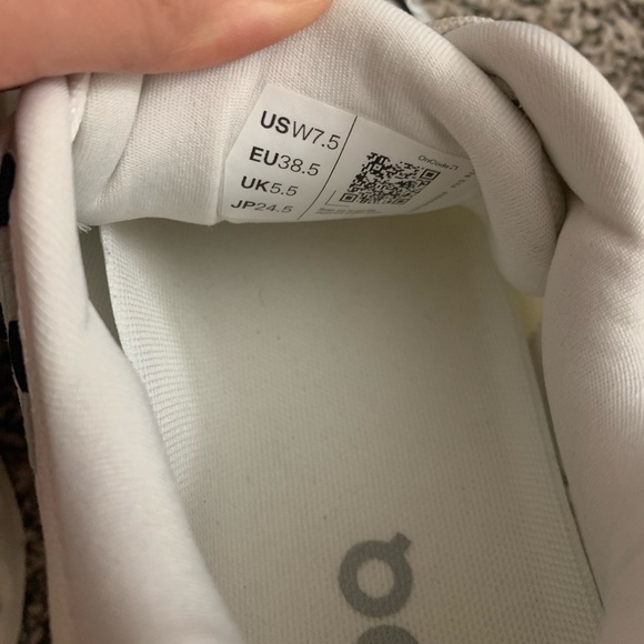 On Running Cloudsurfer 2 size 7.5 - Picture 7 of 7